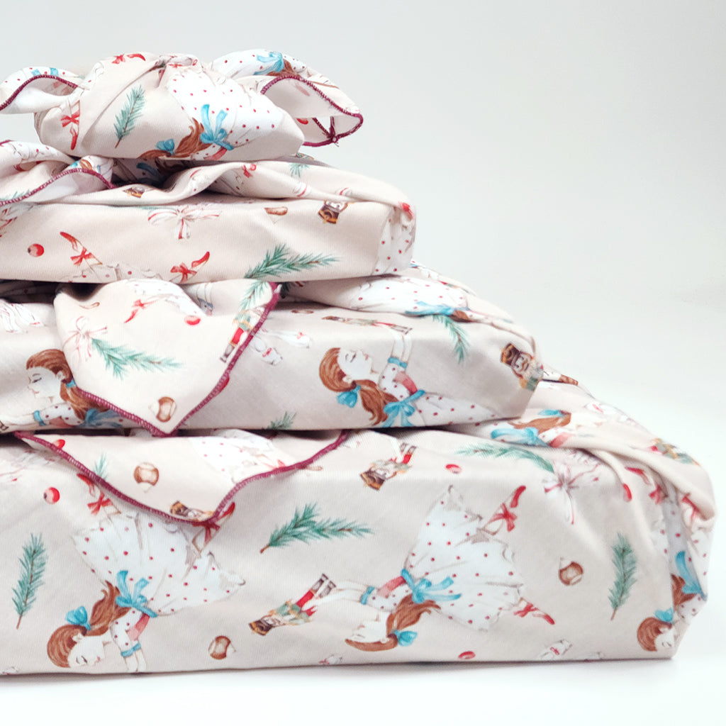 Nutcracker Clara Tanzt (4 Furoshiki Gift Wraps)