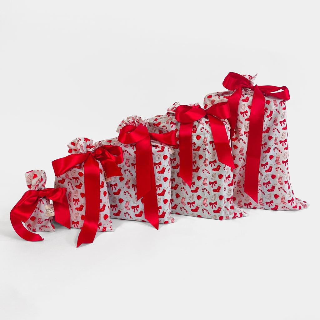 Set of 5 reusable gift bags. Traditional red and white design with christmas cookies and candy.